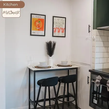 Modern City-Centre Home | Sleeps 12 | Free Parking-2